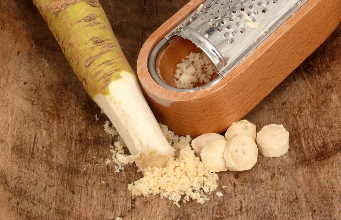 Geriebene Meerrettichwurzel zur Vorbereitung einer medizinischen Massage bei lumbaler Osteochondrose