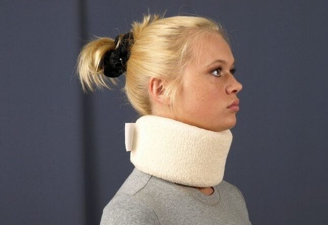 Zur Behandlung der zervikalen Osteochondrose sollten Frauen ein Shants-Halsband tragen